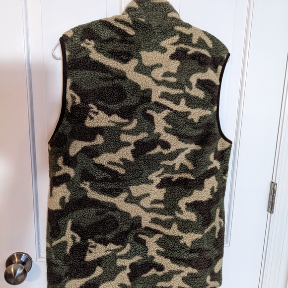 Men's,NWT, Fleece camo, zip vest, small, brown quilted lining - Picture 2 of 8